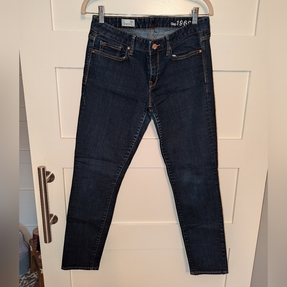 GAP Women's Skinny Jeans size 30 regular. Dark wash denim skinny jeans. - Picture 1 of 3